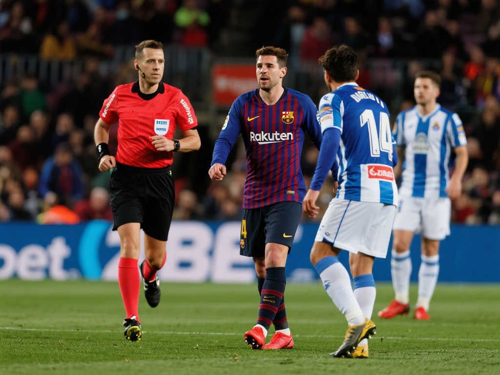 红牌与密集赛程双重打击，巴萨皇社巅峰对决失衡