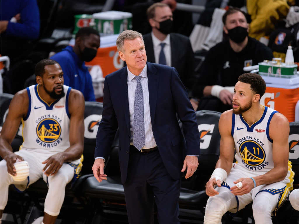 库里休战一周 科尔淡定:季后赛必经之路,球队有能力应对 库里休战一周 科尔淡定:季后赛必经之路,球队有能力应对