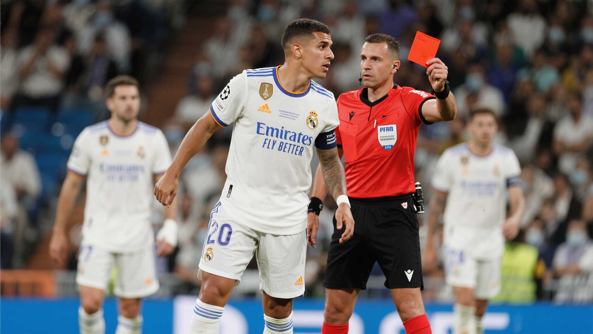 前言：在足球场上，稍纵即逝的瞬间往往决定比赛走向。